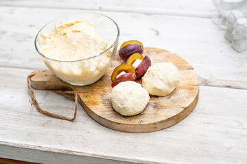 zwetschgenknödel, zwetschgen knödel, bei der herstellung zewtschgen knödel formen in butterbrösel butter brösel