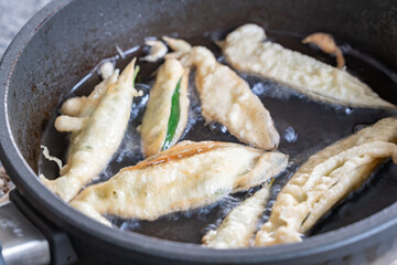 kräuter im backteig ausgebacken mit dip dazu hägenmark hagebutten 