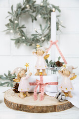 Weihnachtliche Dekoration mit Engel, Geschenk und Mistel - 692505394