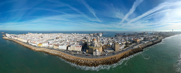 vistas aérea de la hermosa ciudad de Cádiz en el sur de España, Andalucía