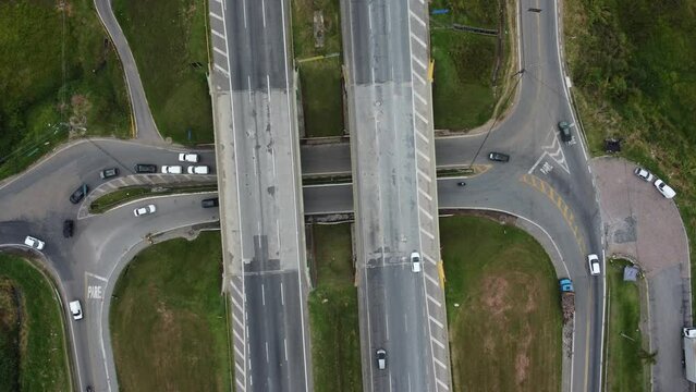 Vis&atilde;o a&eacute;rea da rodovia ayrton senna pr&oacute;ximo a um viaduto de guarulhos, s&atilde;o paulo, brasil