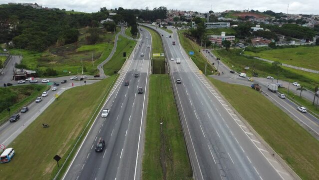 Vis&atilde;o a&eacute;rea Rodovia Ayrton Senna, Guarulhos, S&atilde;o Paulo, Brasil 