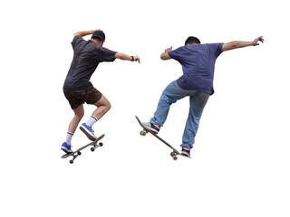 deux jeunes qui pratiquent le  skate, qui font un saut  l'un en face de l'autre, vus de dos. 
