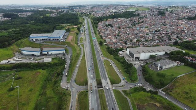 Vis&atilde;o a&eacute;rea da rodovia Ayrton Senna na cidade de Guarulhos em S&atilde;o Paulo, Brasil
