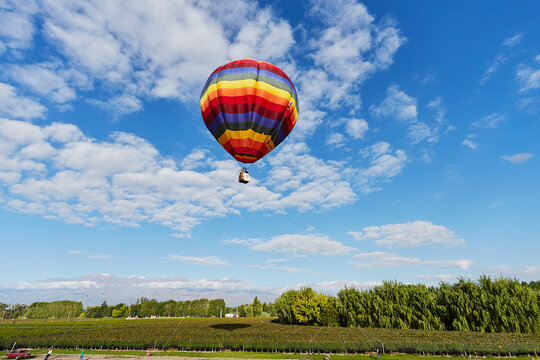 Vuelo en globo aerostático sobre viñedos en el Valle de Uco, provincia de Mendoza, Argentina.