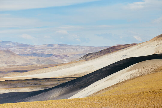 La puna catamarque&ntilde;a sorprende con su paleta de colores. Antofagasta de la Sierra, provincia de Catamarca, Argentina.
