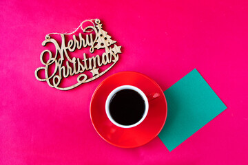 クリスマスイメージ　コーヒーとメリークリスマスのメッセージのボード　（赤背景・俯瞰）（12月14日）

