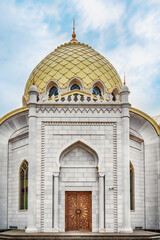 Fototapeta na wymiar Bolgar, Republic of Tatarstan, Russia, June 2, 2023. The white Mosque, built in 2012, is a view from the outside with a reflection in the fountain