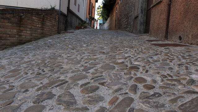  Strada di pietra antica in un borgo. Bertinoro Italia
