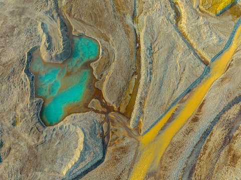 Vue a&eacute;rienne de m&eacute;andres color&eacute;es et des petits lacs au sud de l'Islande