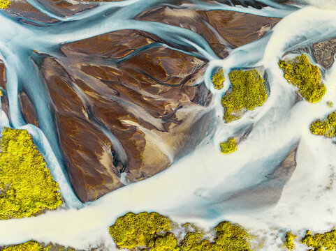 Vue a&eacute;rienne de m&eacute;andres color&eacute;es au sud de l'Islande