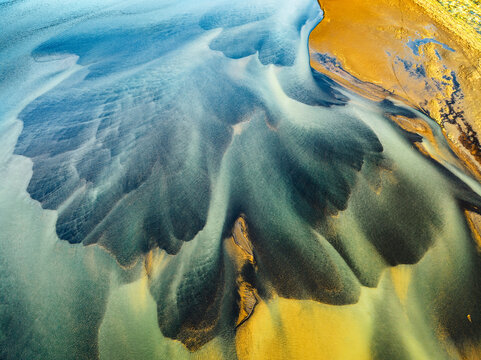 Vue a&eacute;rienne de m&eacute;andres color&eacute;es au sud de l'Islande