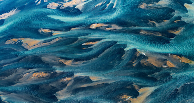 Fototapeta Vue aérienne de méandres colorées au sud de l'Islande
