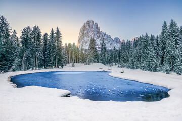 Laghetto alpino di Monte Pana au hiver du soleil en hiver dans les Dolomites