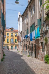 Gasse mit Wäscheleine in Venedig