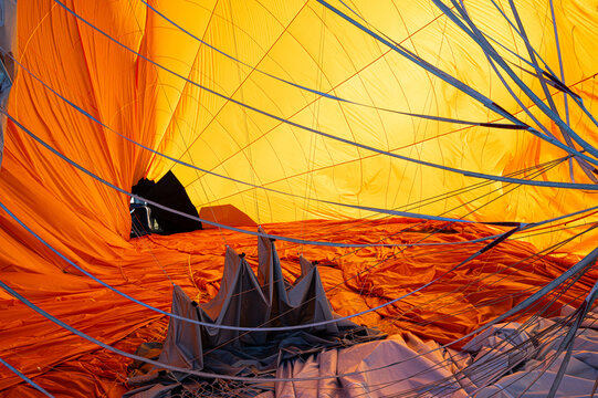 Farbigkeit in gelb und orange  - Innenansicht eines orange gelben Hei&szlig;luftballons