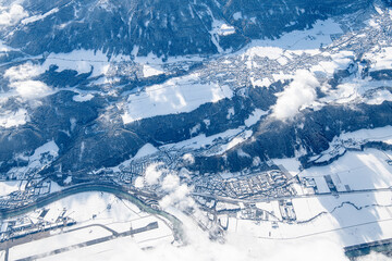 Blick aus großer Höhe auf die Brenner Autobahn und Sterzing während einer Alpenüberquerung im...