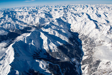 Fahrt über die Alpendas winterliche Gipfelmeer des Alpenhauptkamms - Fotografiert  aus 5000 Meter...