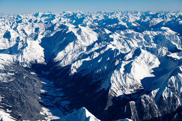 Berge und Täler in dem Alpen aus 5000 Meter Höhe