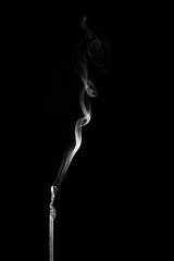 Streichholz mit Qualm und Rauch, schwarzer Hintergrund