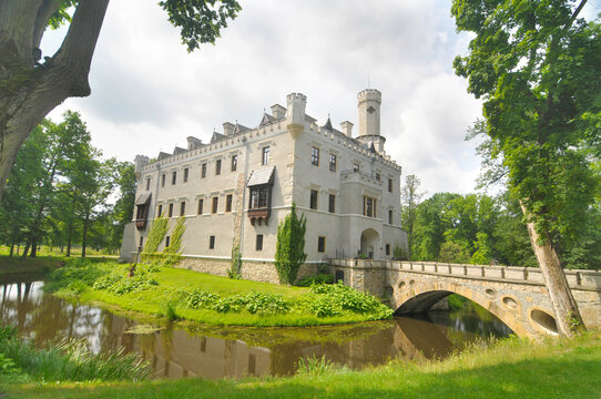 Karpniki Castle (German: Vischbach, Fischbach) - a historic castle located in the village of Karpniki, Poland