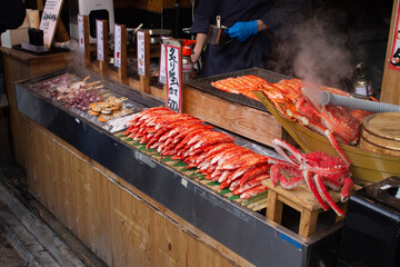 Puesto de comida tradicional japonés en mercado tradicional, Nara, Japón