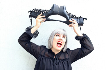 Eine Frau ist glücklich und freut sich über ihre neuen Schuhe