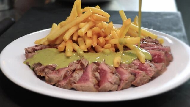 Plato de carne con patatas con salsa especial