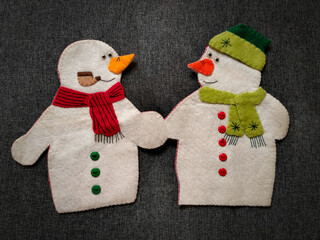 Dos muñecos de nieve tomados de la mano, snowman, decoraciones navideñas, muñeco de fieltro,...