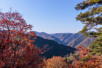 Fototapeta premium 秋の高尾山駅から見える山々