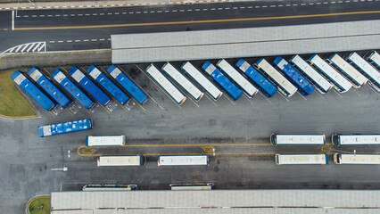 Visão aérea de uma frota de onibus estacionados em uma rodoviaria em mogi das cruzes - obrazy, fototapety, plakaty