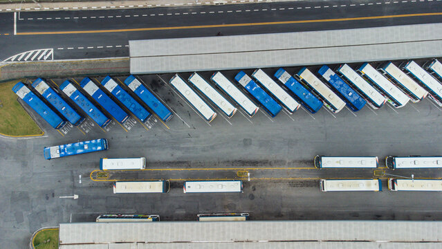 Vis&atilde;o a&eacute;rea de uma frota de onibus estacionados em uma rodoviaria em mogi das cruzes
