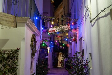 Natale a Locorotondo - vicolo in stile grinch - Italia, Puglia
