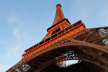 La tour Eiffel, célèbre monument français emblème de la ville de Paris, repeinte en 2023, vue en contre-plongée (France)