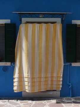 Porte et rideaux jaunes &agrave; Burano (Venise, Italie)