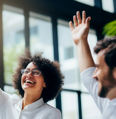 Funcion&aacute;rios felizes se re&uacute;nem para mostrar a beleza da diversidade, diferentes origens e culturas no local de trabalho.
