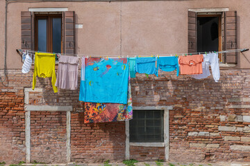 Fassade mit Wäscheleine in Dorsoduro, Venedig