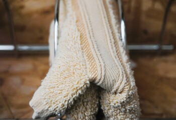 Kleines beige-weißes Frotteehandtuch in Handtuchhalter 