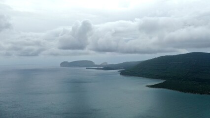 survol des plages de capo caccia au nord de la Sardaigne en Italie vers Alghero