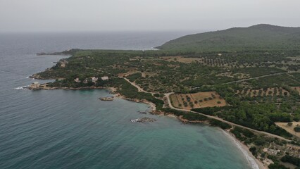 survol des plages de capo caccia au nord de la Sardaigne en Italie vers Alghero
