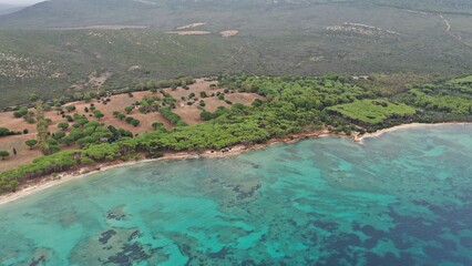 survol des plages de capo caccia au nord de la Sardaigne en Italie vers Alghero
