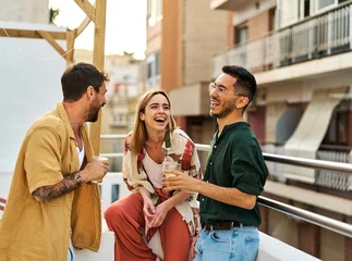Foto op Plexiglas woman man rooftop friend youth young party friendship talking fun happy outdoor group drink lifestyle summer together terrace leisure © Lumos sp