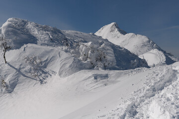 剣ヶ峰山から武尊山に向かう登山道から見た冬の剣ヶ峰山