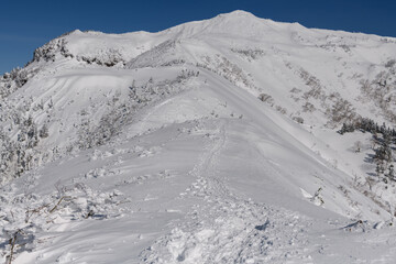 剣ヶ峰山から武尊山に向かう登山道から見た冬の武尊山