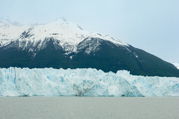 Fototapeta na wymiar Navegación en el lago con hielo. Patagonia