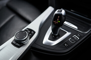 Automatic gear selector shifter