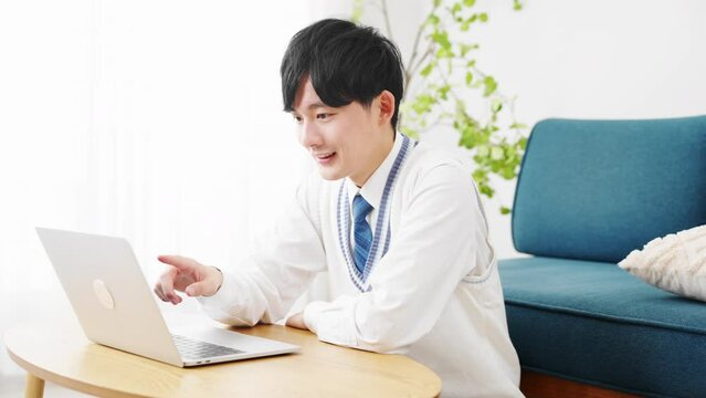 学生服を着ている若い男性　学生イメージ