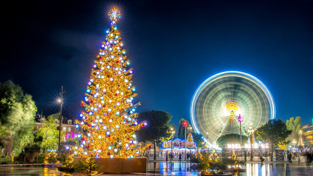 Illuminations de la place Massena &agrave; Nice sur la C&ocirc;te d'Azur pour No&euml;l et les f&ecirc;tes de fin d'ann&eacute;e