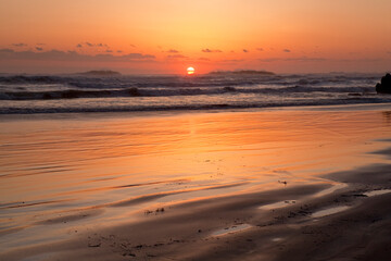 秋の薄磯海岸の波と朝日