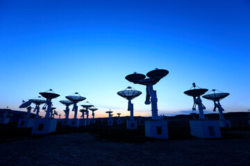 Naklejka premium The silhouette of a radio telescope